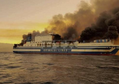 Очаква се днес пламналият ферибот в района на остров Корфу