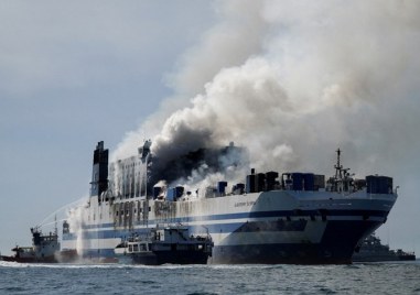 Намериха тяло на мъж в изгорелия ферибот Пожарникарите в Гърция