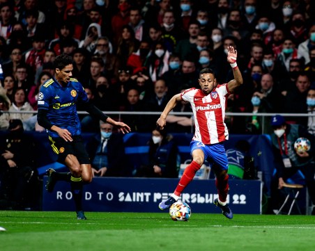 Атлетико и Юнайтед си размениха по един гол в скучен мач, зрелище между Бенфика и Аякс