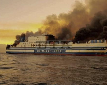 Днес се очкава изгорелият ферибот да пристигне на пристанището в Астакос