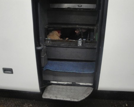 Гранични полицаи задържаха 2 автобуса с 50 незаконни имигранти на българо-турската граница