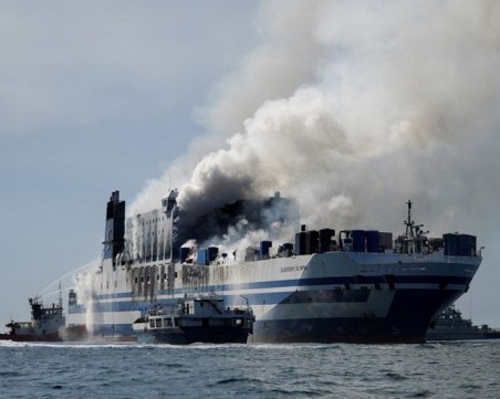 Намериха тяло на мъж в опожарения ферибот, националността му е неизвестна