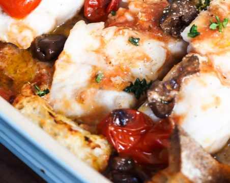 Печена бяла риба с хляб, чери домати, маслини и каперси