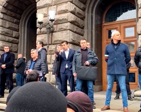 Петков излезе пред протеста на 