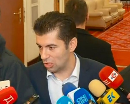 Трима от НСО плътно до премиера в парламента, той обяви, че отива на протеста пеша