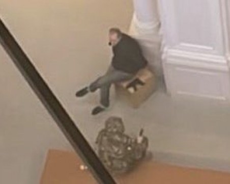 Уникални кадри показват как българинът, държан като заложник 6 часа, успява да избяга