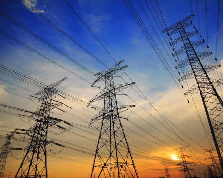 Утре: Цената на тока за бизнеса пада с 4,7%