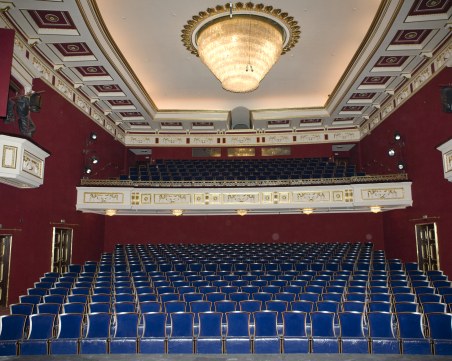 В Пловдив: Публиката гледа спектакли на Драмата, Операта и Куклите без зелен сертификат