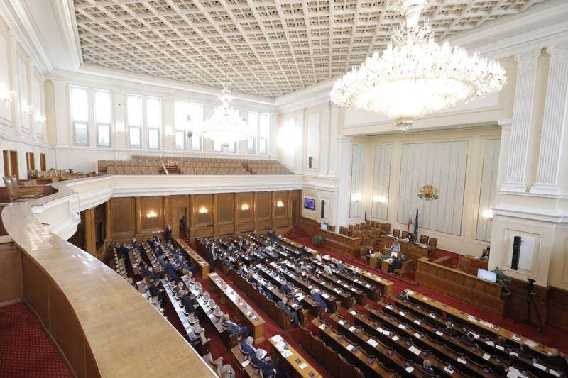 Десет часа депутатите спорят за Бюджет 2022