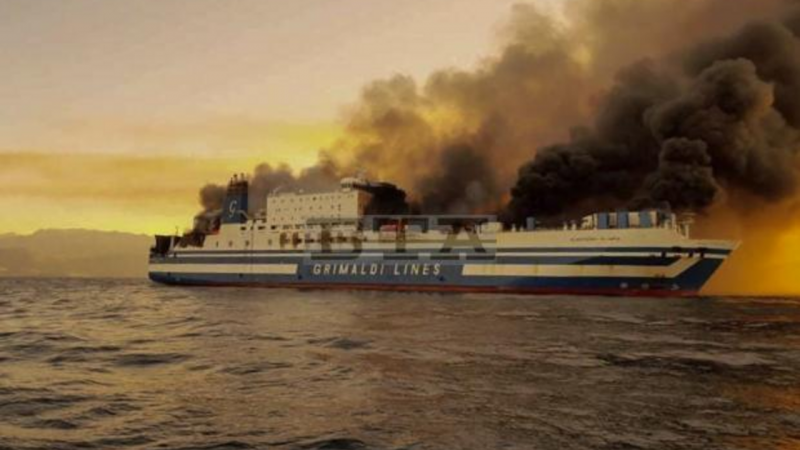 Днес се очкава изгорелият ферибот да пристигне на пристанището в Астакос