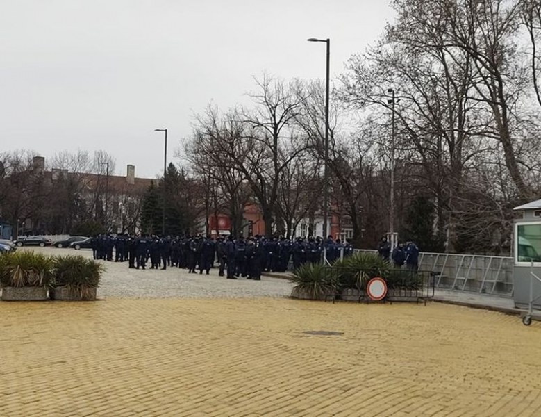 Полиция обгради парламента преди протеста на 