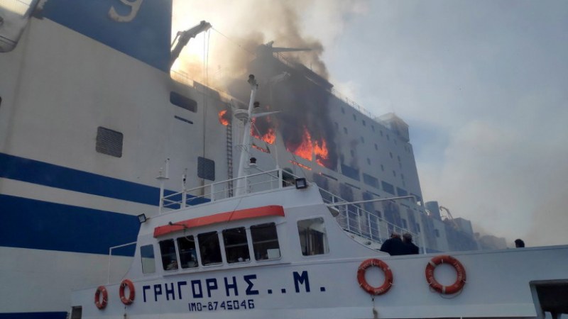 Пожарогасителите на пламналия ферибот край Корфу са били празни
