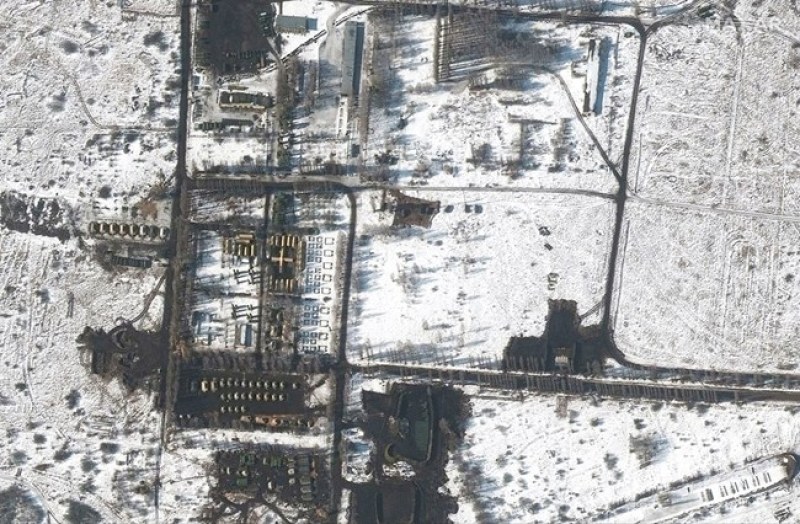 Сателитни снимки показват ново разполагане на над 100 военни коли