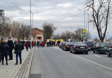 Жителите на Белащица които се събраха пред РИОСВ с искане