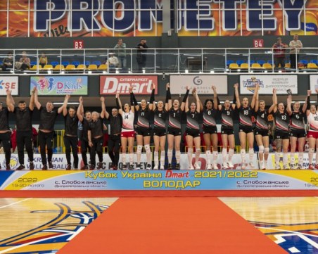 Българските състезателки и треньори от украинския волейболен шампион се завърнаха в България в понеделник