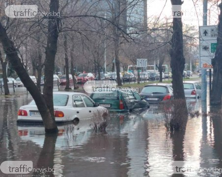 Голяма ВиК авария в Кършияка! Хиляди пловдивчани без вода, наводнен е булевард