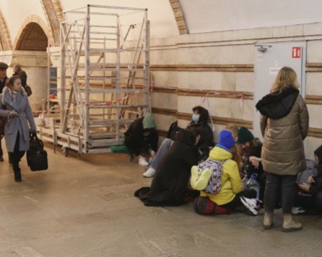 Метростанциите на Киев станаха бомбоубежища, но паника в столицата няма