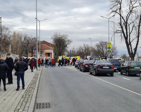 Протестът блокира колелото на Водната палата, колите обръщат