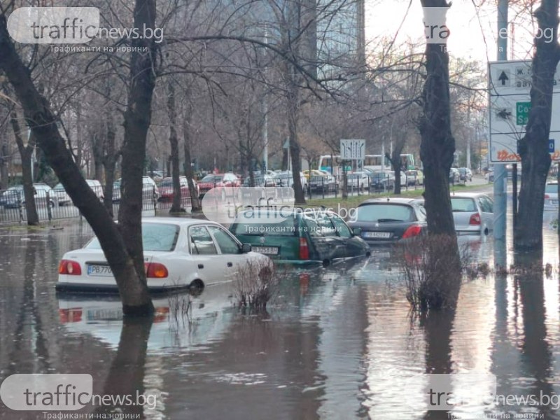 Голяма ВиК авария в Кършияка! Хиляди пловдивчани без вода, наводнен е булевард