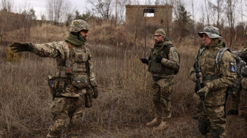 Руските сили навлизат през Донбас, Крим и Беларус