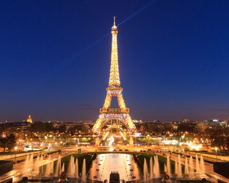 Айфеловата кула ще бъде осветена в цветовете на украинското знаме