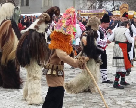 Чанове гонят злите сили на месопустния карнавал във високите села на община 