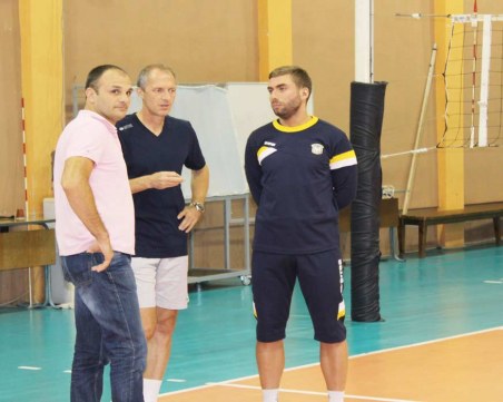 Двама български треньори се надяват да напуснат Украйна утре