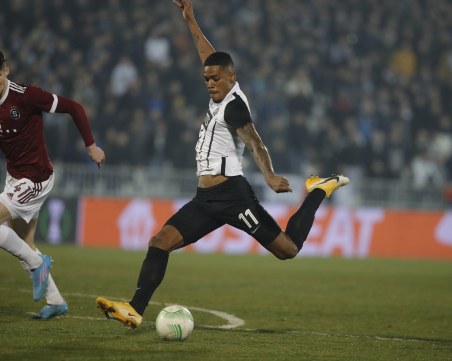 Кабаков даде един червен картон и девет жълти картона на Партизан - Спарта Прага