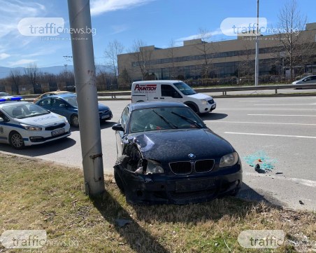 Кола се заби в стълб на пловдивски булевард, шофьорът го няма