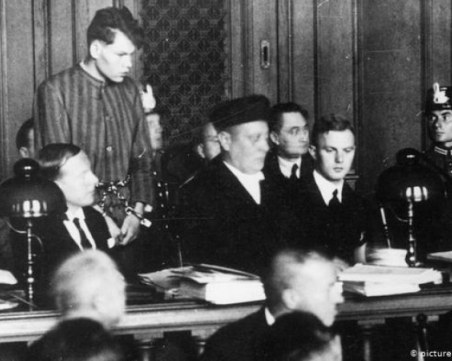 На този ден: Учредена е Българската екзархия, подпален е Райхстагът