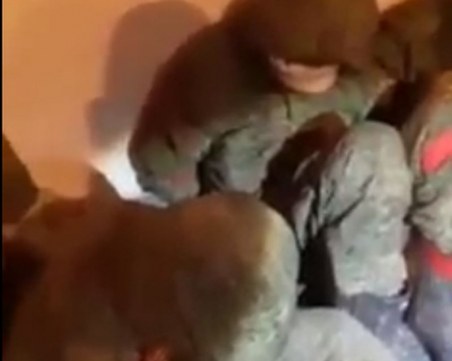Плениха руски войници в Украйна, разпространиха видео от разпита