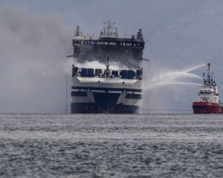 Продължава спасителната акция на изгорелия ферибот край Корфу