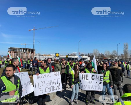 Протестиращи затвориха основна артерия в Пловдив, искат незабавен ремонт на Рогошко шосе