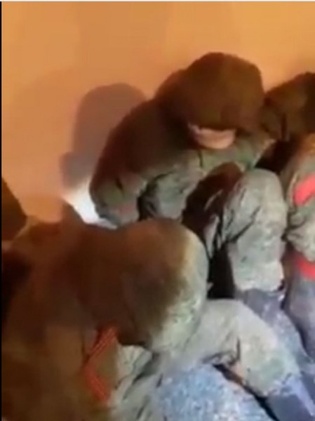 Плениха руски войници в Украйна, разпространиха видео от разпита