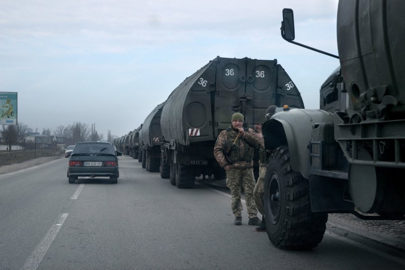 Руски танкове и военни камиони са в предградие на Киев.