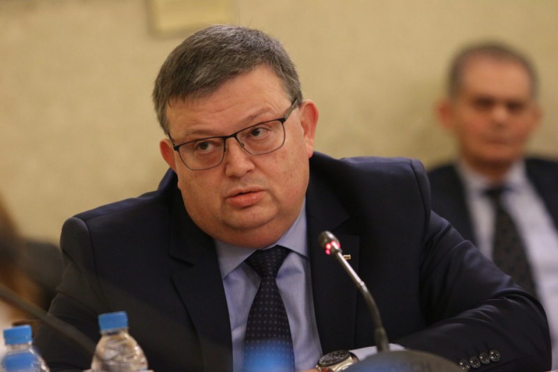 Цацаров отново има достъп до класифицирана информация