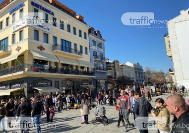 Топлият съботен ден препълни центърът на Пловдив Стотици хора решиха