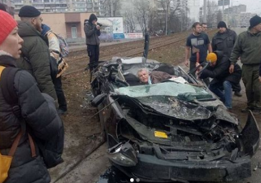 Руски танк смаза цивилна кола с възрастен мъж в нея