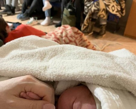 Бебе проплака в метрото в Киев, стана символ на надеждата и мира