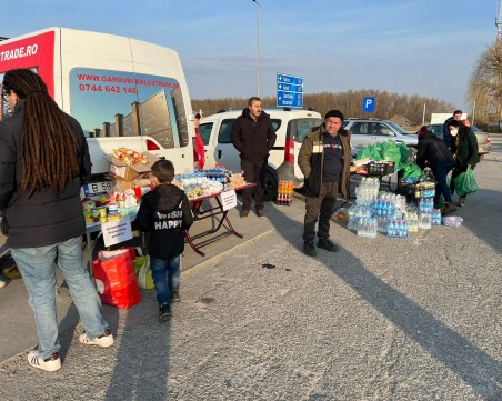 Километрични опашки от украинци на румънската граница, българи посрещат свои близки