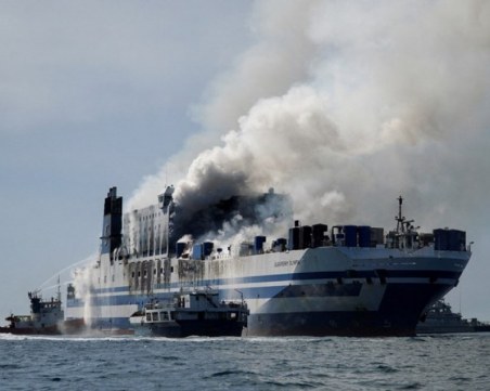 Кранове отворят вратите на ферибота в Корфу, за да се стигне до първия етаж