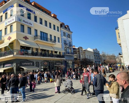 Пловдивчани напълниха Главната, наслаждават се на пролетния ден преди захлаждането