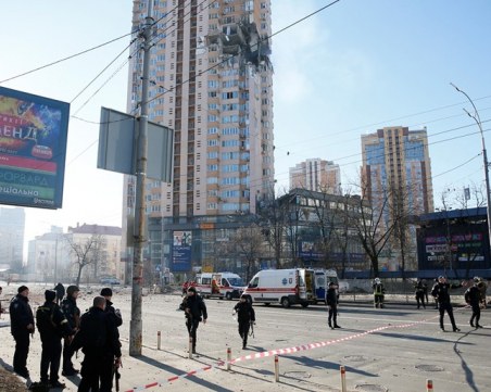 Руска ракета удари жилищен блок в Киев, по улиците има отломки