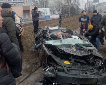 Руски танк смаза цивилна кола с възрастен мъж в нея