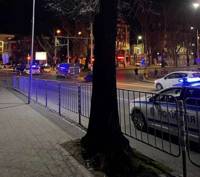 Катастрофа в центъра на Пловдив! Режат врата на кола, за да извадят шофьорка