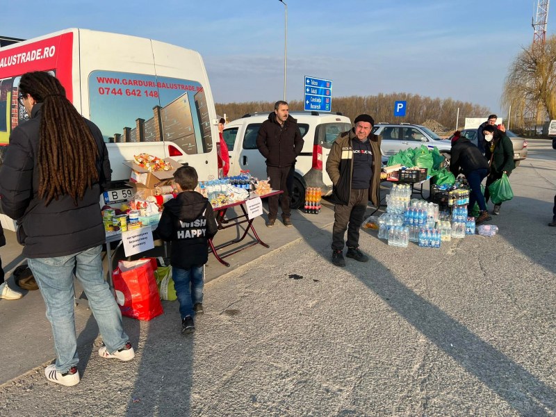 Километрични опашки от украинци на румънската граница, българи посрещат свои близки