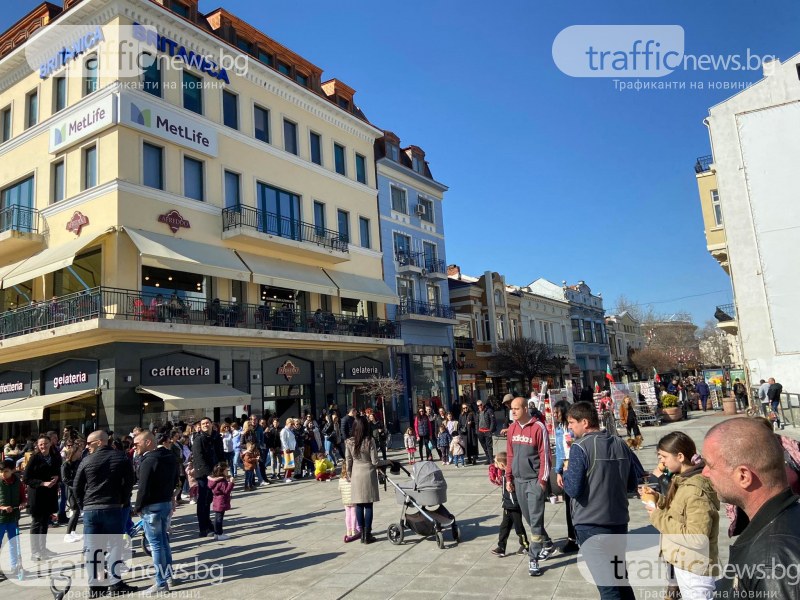 Топлият съботен ден препълни центърът на Пловдив. Стотици хора решиха