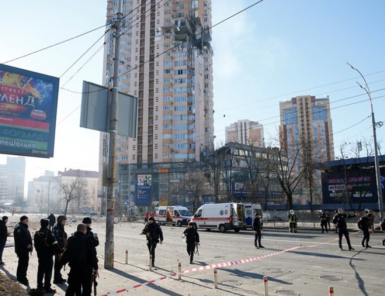 Руска ракета удари жилищен блок в Киев, по улиците има отломки