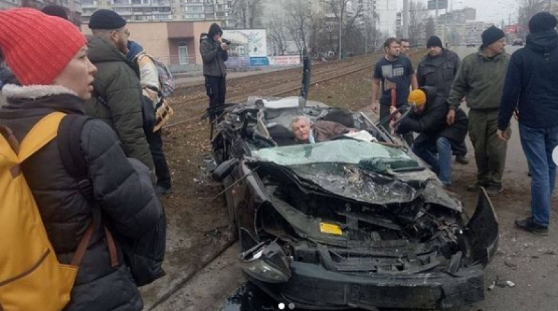 Руски танк смаза цивилна кола с възрастен мъж в нея