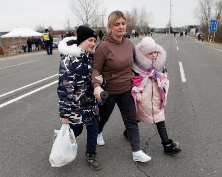 Без да се замисли жена преведе две непознати деца през украинската граница